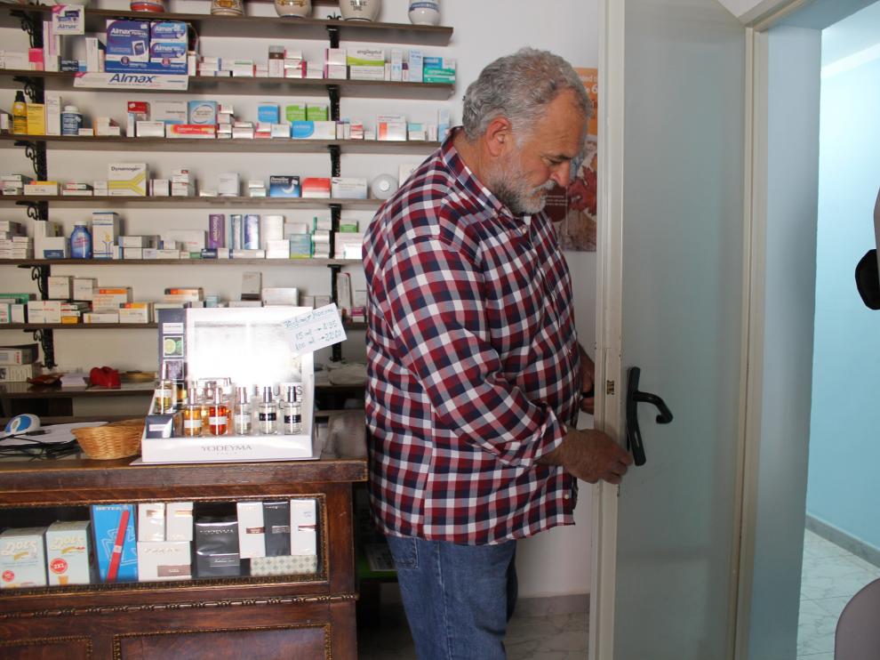 El alcalde de la localidad, Armando Sanjuan, muestra la puerta forzada para acceder a la zona de botiquín del mismo.
