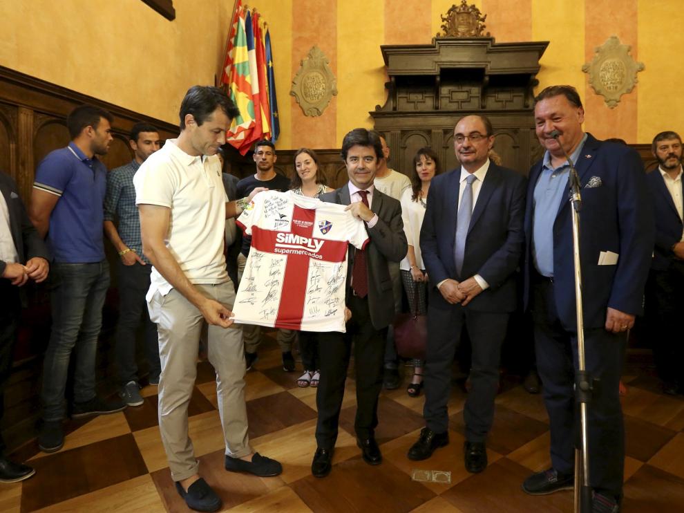 El alcalde de Huesca, Luis Felipe, recibió el pasado verano una camiseta firmada de la SD Huesca como recuerdo