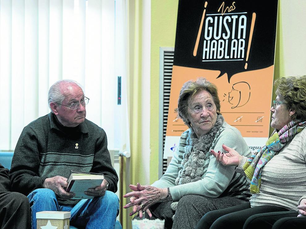 Pascual, Rosa y Vitorina conversan en Santa Isabel, en Zaragoza. La iniciativa 'Nos gusta hablar' intenta paliar la soledad de los mayores con un espacio abierto en el que todos pueden participar.