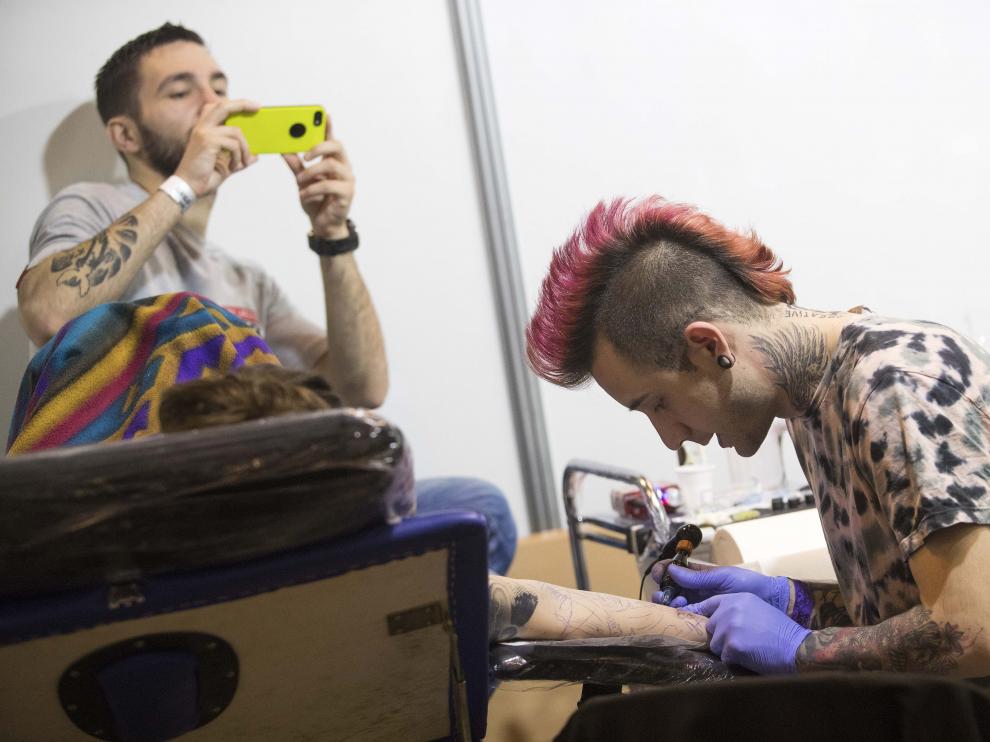Los tatuajes invaden la Expo