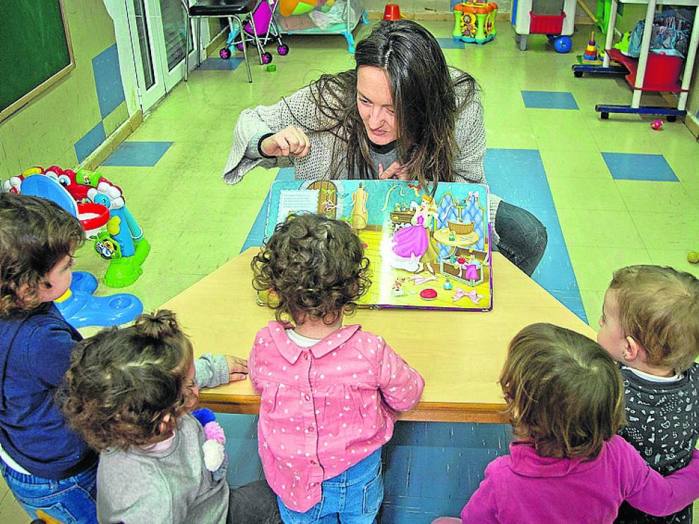 El futuro de la guardería. Sonia Langa, con cinco de los seis alumnos de la guardería infantil. Además de otro niño, la profesora y directora del centro confía en que en verano se sumen dos pequeños más.