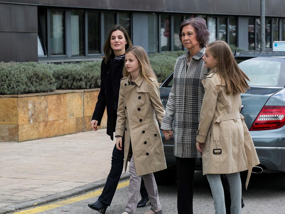 Las infantas Leonor y Sofía visitan al Rey
