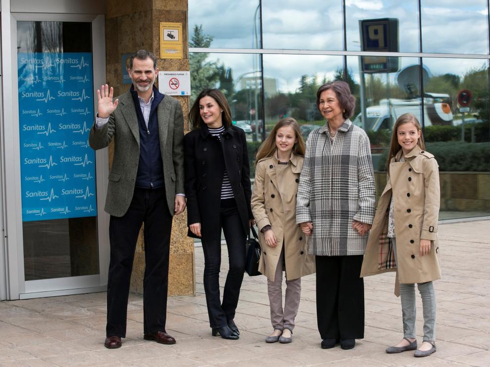 Las infantas Leonor y Sofía, durante su vista al Rey en el hospital