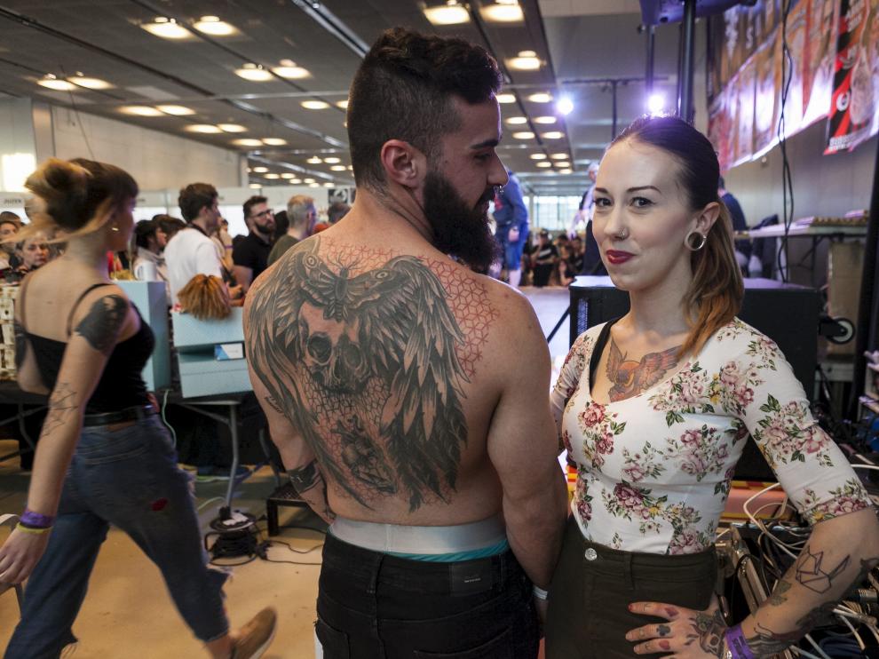 La oscense Maca con el modelo José Manuel Pinilla y su espalda totalmente tatuada.