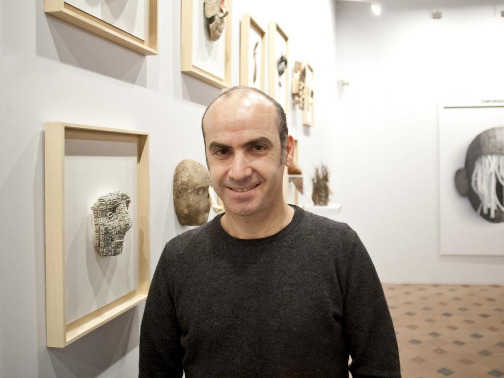 Isidro Ferrer durante una exposición.