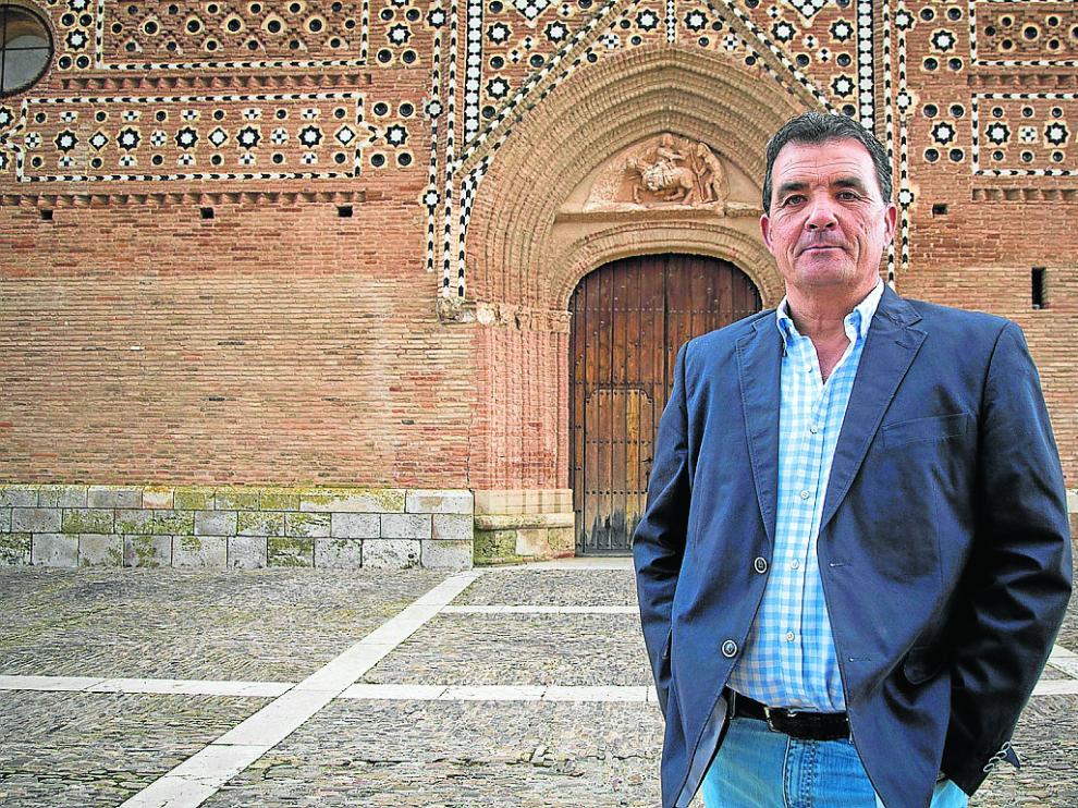 El alcalde de Morata de Jiloca, ante la fachada de la iglesia de San Martín de Tours.