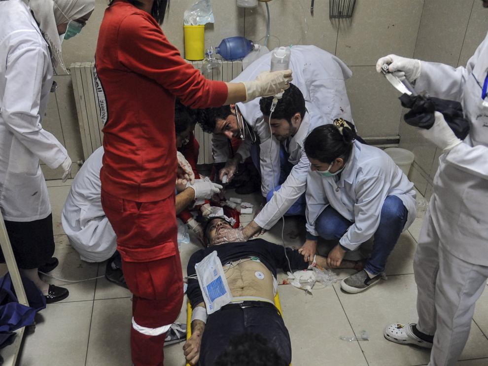 Personas heridas reciben atención médica en un hospital de Damasco