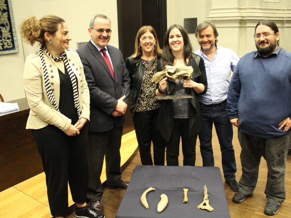 Los cuatro autores del descubrimiento científico junto a los vicerrectores de Política Cinetífica y Cultura y Proyección Social. De izda a dcha: Aina Badiola, Luis Miguel G. Vinuesa, Yolanda Polo, Ester Díaz, JI Canudo, y Miguel Moreno.