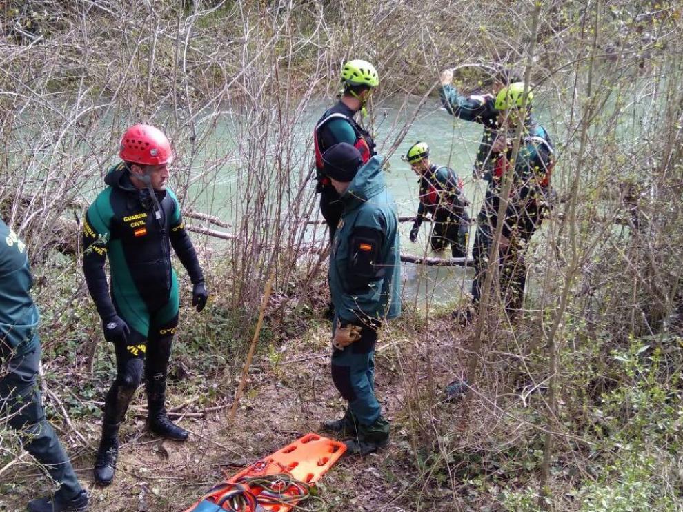 Tareas de búsqueda del grupo GEAS de la Guardia Civil en el río Vero.