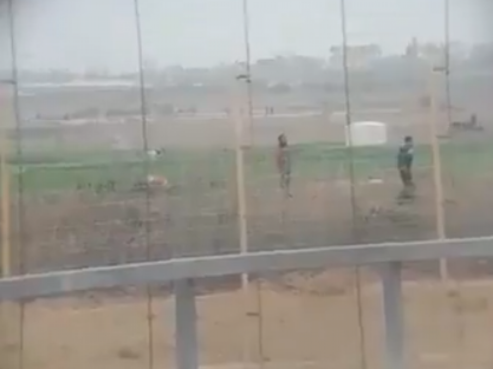 El vídeo parece haber sido filmado a través de unos prismáticos o una mirilla.