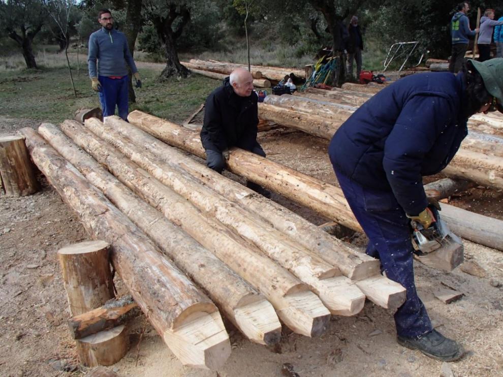 La Asociación Nabateros D'a Galliguera haciendo la mortesa con los troncos para construir las navatas que descenderán por el Gálego.