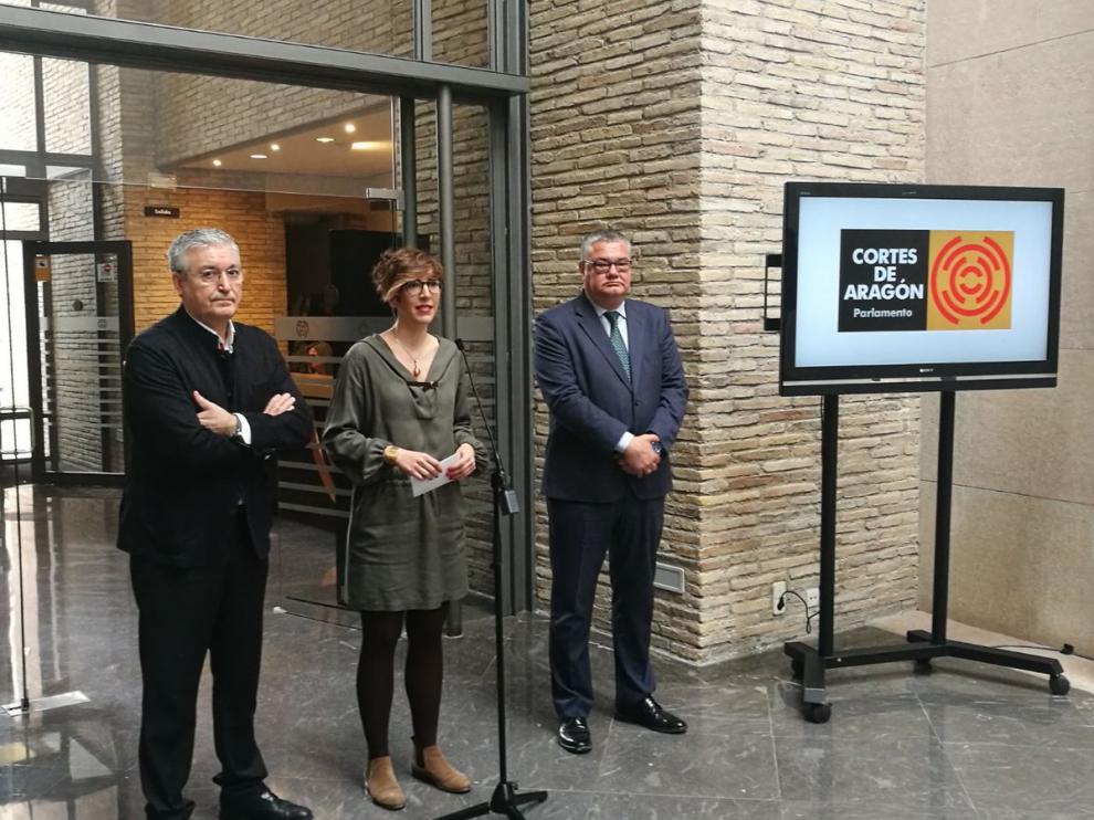La presidenta de las Cortes de Aragón, Violeta Barba, flanqueada por los vicepresidente del PSOE, Florencio García madrigal y del PP Antonio Torres, presentan las Puertas abiertas.