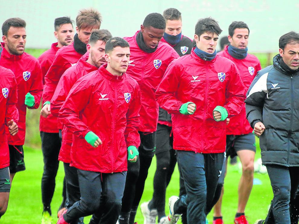 La plantilla del Huesca, este domingo ya al completo con la vuelta de Rulo Prieto, corre sobre el césped del Instituto Montearagón.