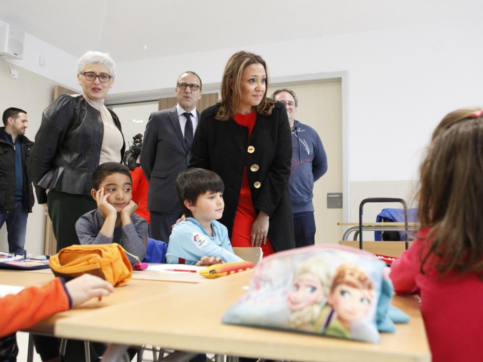 La consejera de Educación, Mayte Pérez, habla con unos niños de 1º de primaria en el colegio de Arcosur