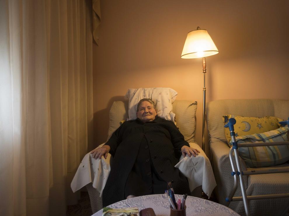 La zaragozana Carmen Hernández, de 93 años, en el salón una de las viviendas sin ascensor de Balsas Ebro Viejo.