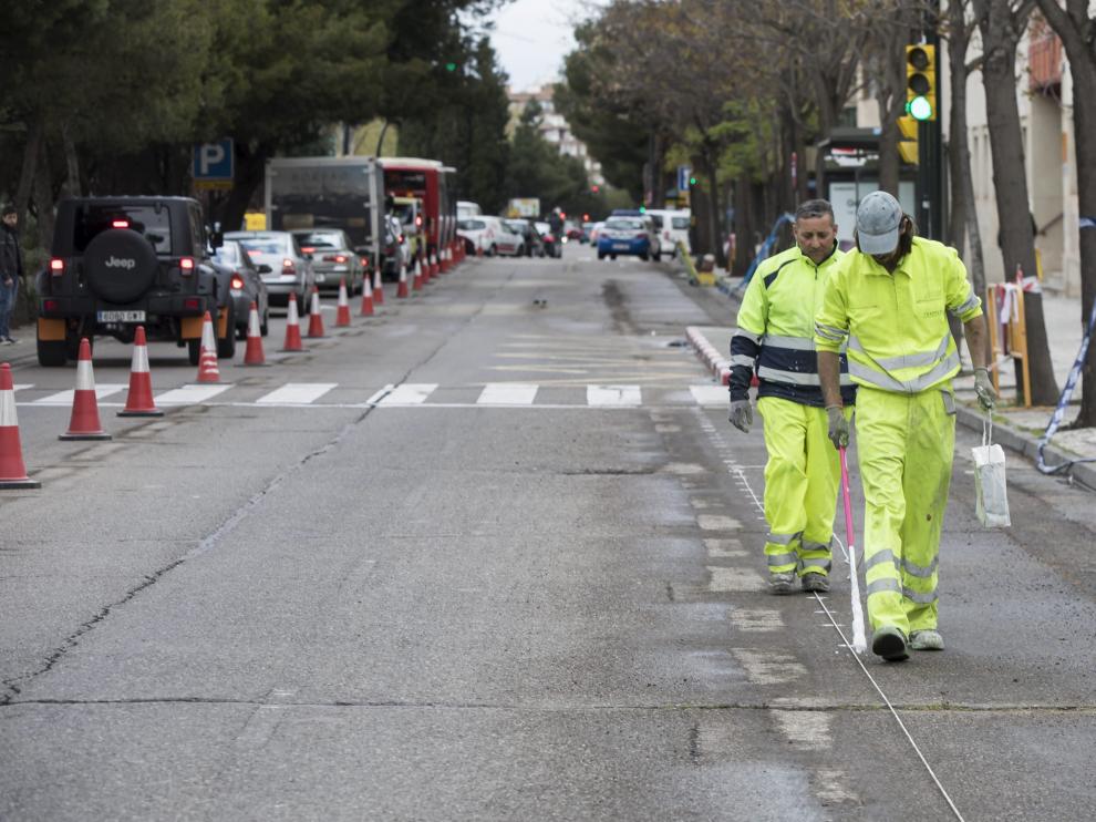 Dos operarios, este lunes en el inicio de los trabajos de construcción del nuevo carril bici.