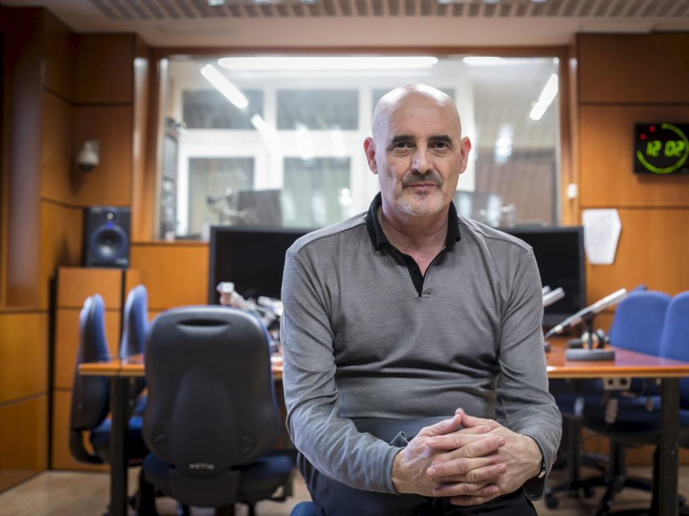 Miguel Mena en los estudios de Radio Zaragoza-Cadena Ser, donde trabaja.
