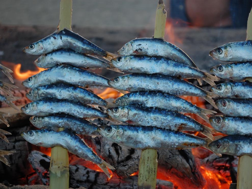 Los primeros establecimientos que ofrecían de forma comercial el espeto de sardinas como plato típicamente malagueño datan de 1882.