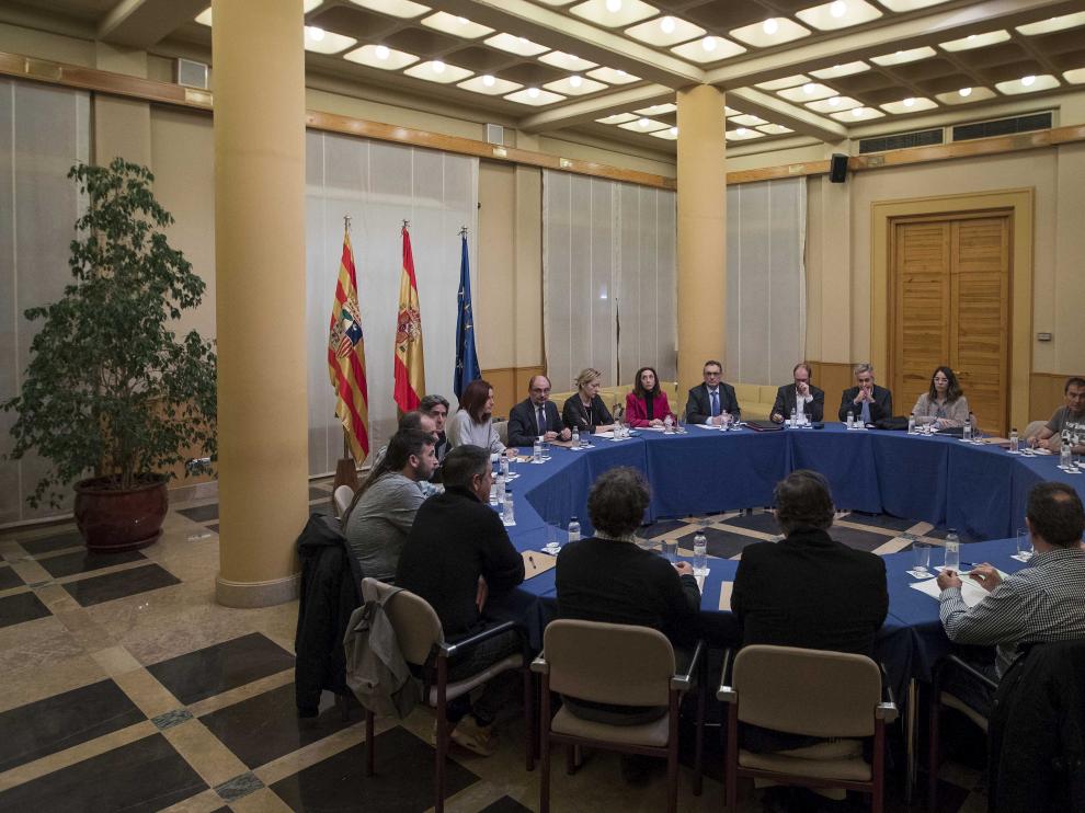 Una reunión del acuerdo de la Opel con el Gobierno de Aragón, la empresa y los sindicatos.