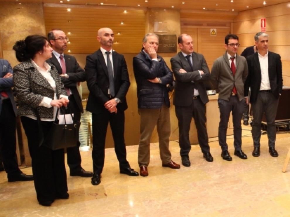 El consejero de Vertebración, José Luis Soro, antes de la firma del manifiesto por la conectividad aérea de Aragón.