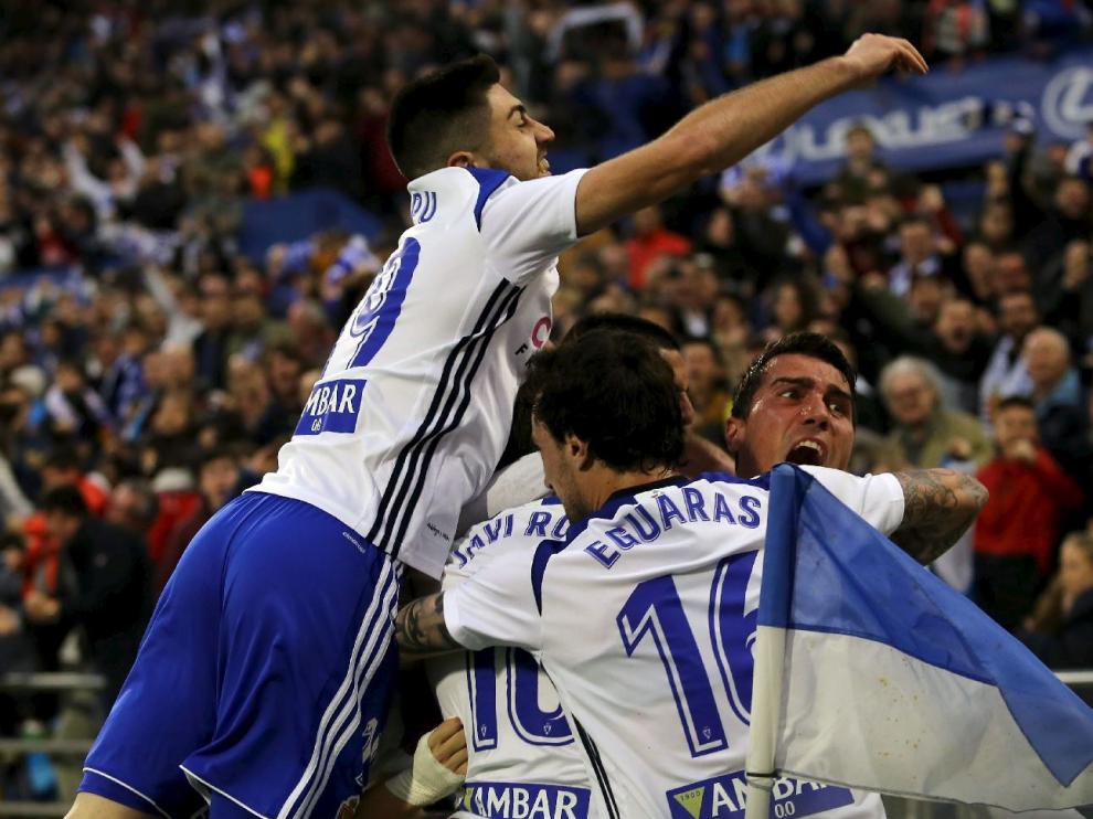 El capitán Zapater, en la piña de jugadores zaragocistas durante la celebración del gol de Javi Ros al Huesca el pasado sábado, con el rostro pletórico, poseído por la emoción del momento.