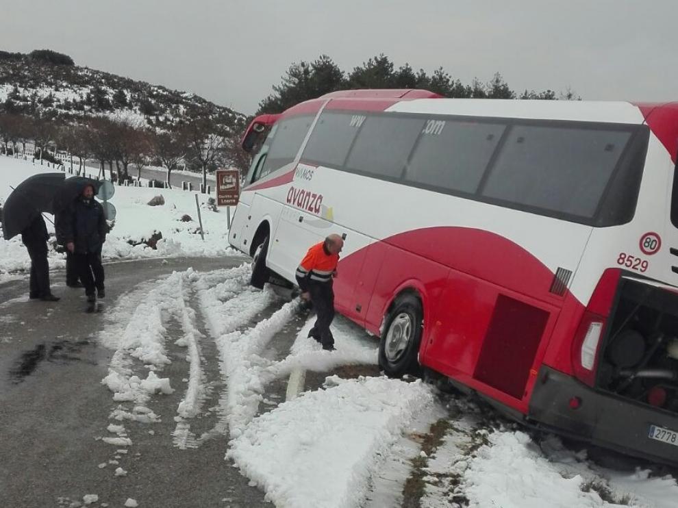 El autobús ha estado a punto de deslizarse por un terraplén y volcar