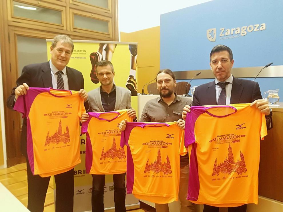 Arcega (Ibercaja), Constante (director de la carrera), Híjar (Ayuntamiento) y Peris (Mann Filter), con la camiseta del maratón.