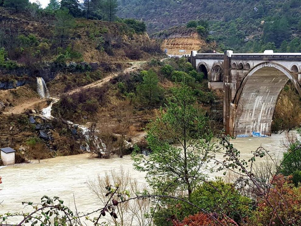 Imagen del Gállego a su paso por el puente de Murillo