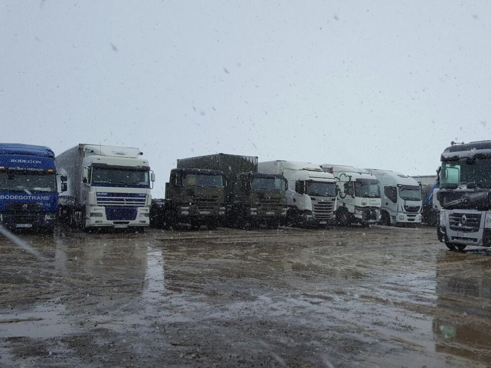 Camiones derivados por la Guardia Civil desde la A-23 a un área de servicio de Villafranca del Campo por la nevada.