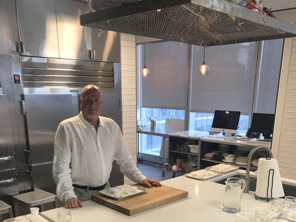 El experto David Neuman, preparado para una cata de aceite de oliva