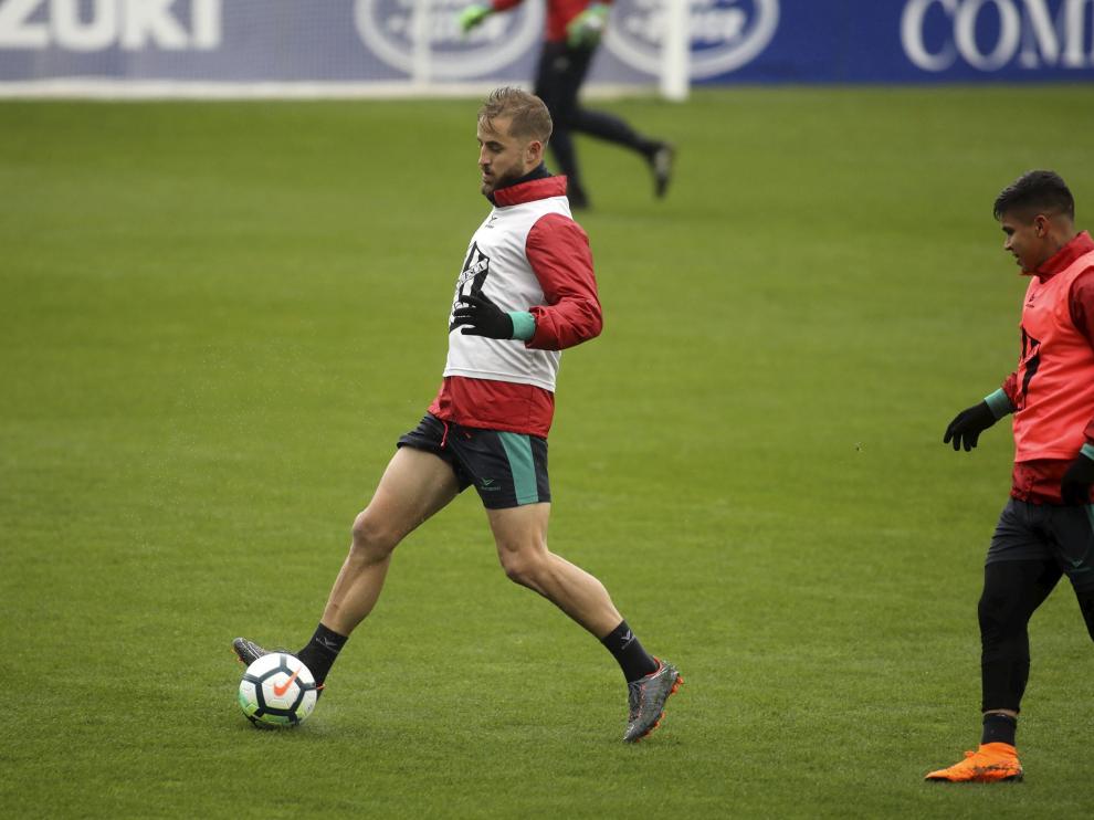 Jorge Pulido conduce el balón ante Cucho Hernández en el entrenamiento de este martes.