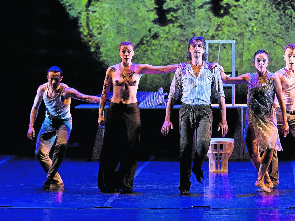 El bailarín aragonés Miguel Ángel Berna –en el centro–, en un momento del estreno de 'Buñuel del deseo'.