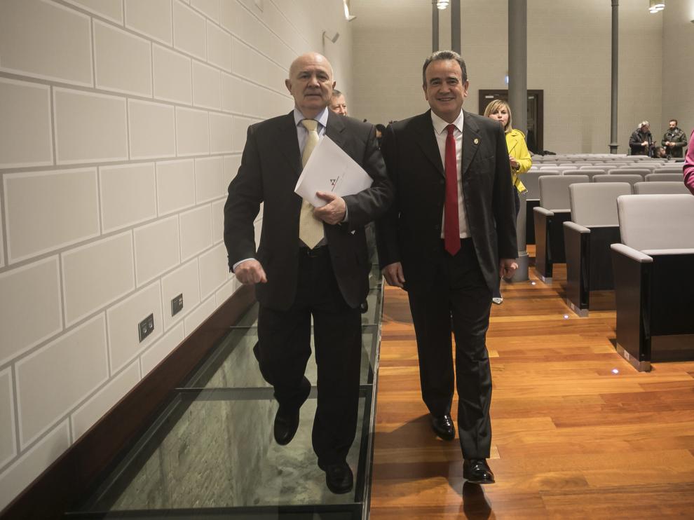 El presidente y el portavoz provincial socialista acceden al salón de plenos.