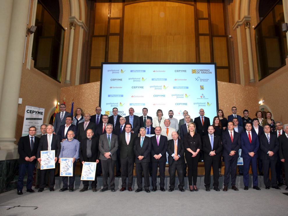 Los premiados, con el presidente aragonés, Javier Lambán, y el presidente de Cepyme, Antonio Garamendi