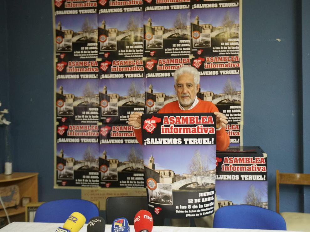 Manuel Gimeno, de Teruel Existe, muestra el cartel convocando a la asamblea ciudadana de esta tarde