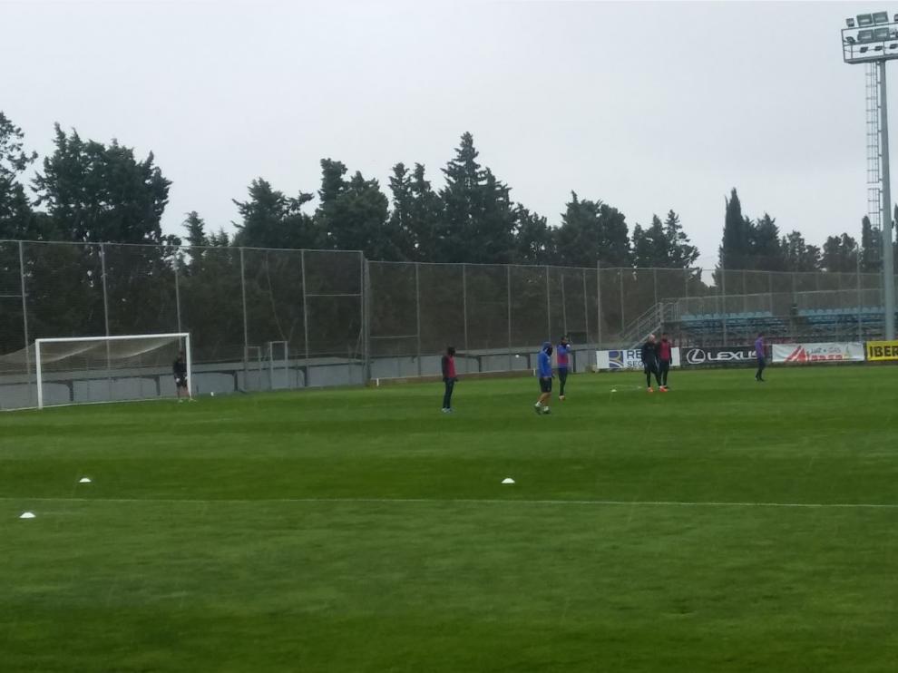 Un momento, al inicio del entrenamiento de este miércoles, en el que Natxo González trabaja específicamente con el cuarteto defensivo.