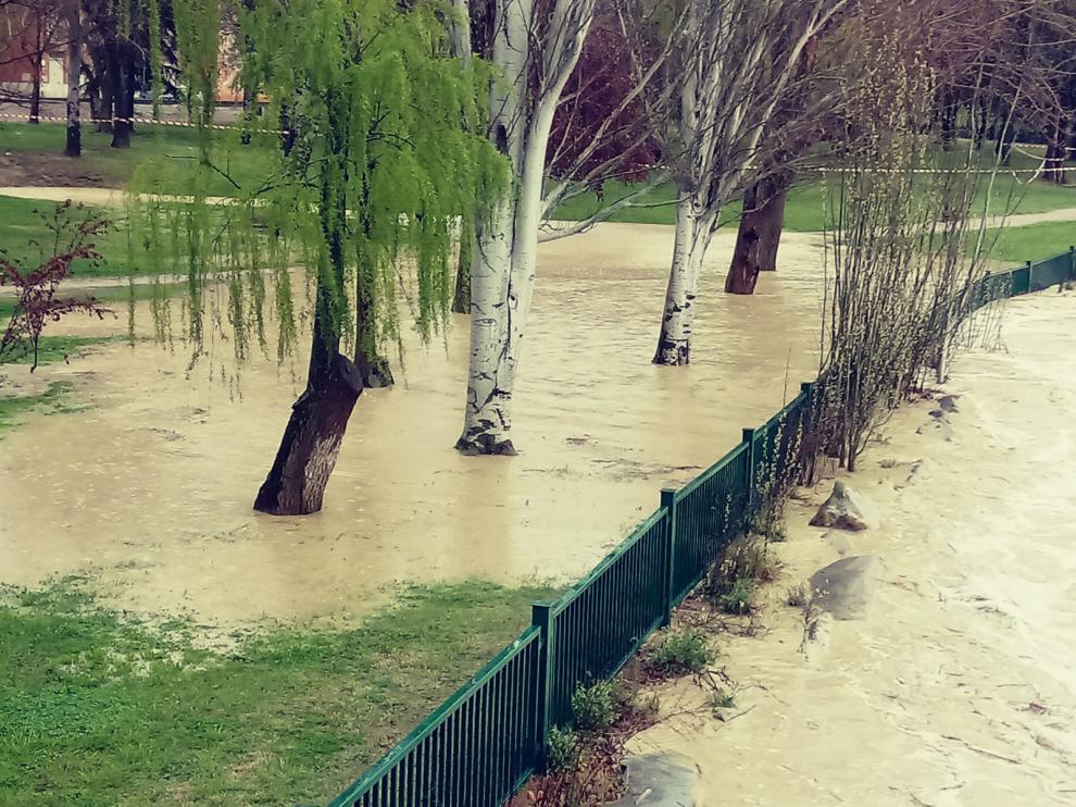 El río Arba se ha desbordado en Ejea de los Caballeros.