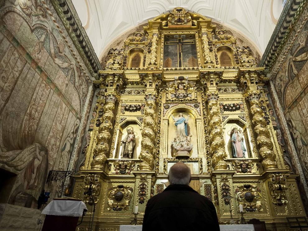 Antonio Solana, alcalde de Baells, en el interior de la iglesia de La Asunción.