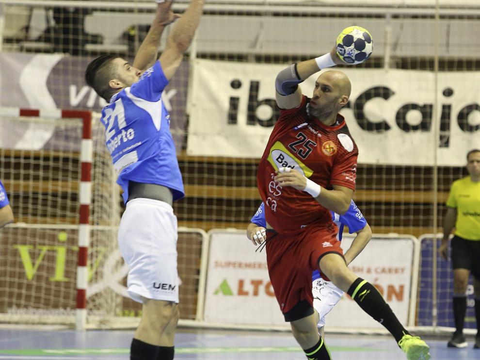 Marco Mira durante un partido de la presente temporada con el Bada Huesca en la liga Asobal