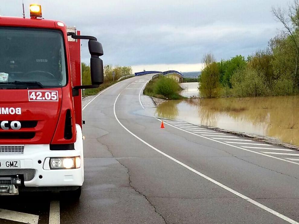 El agua del río ha superado el nivel del puente.