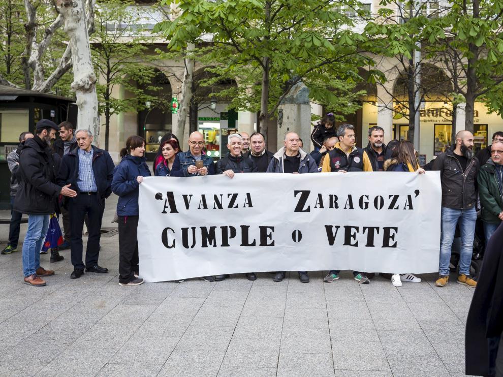 Concentración de trabajadores de Avanza Zaragoza, ayer en la plaza de Aragón.