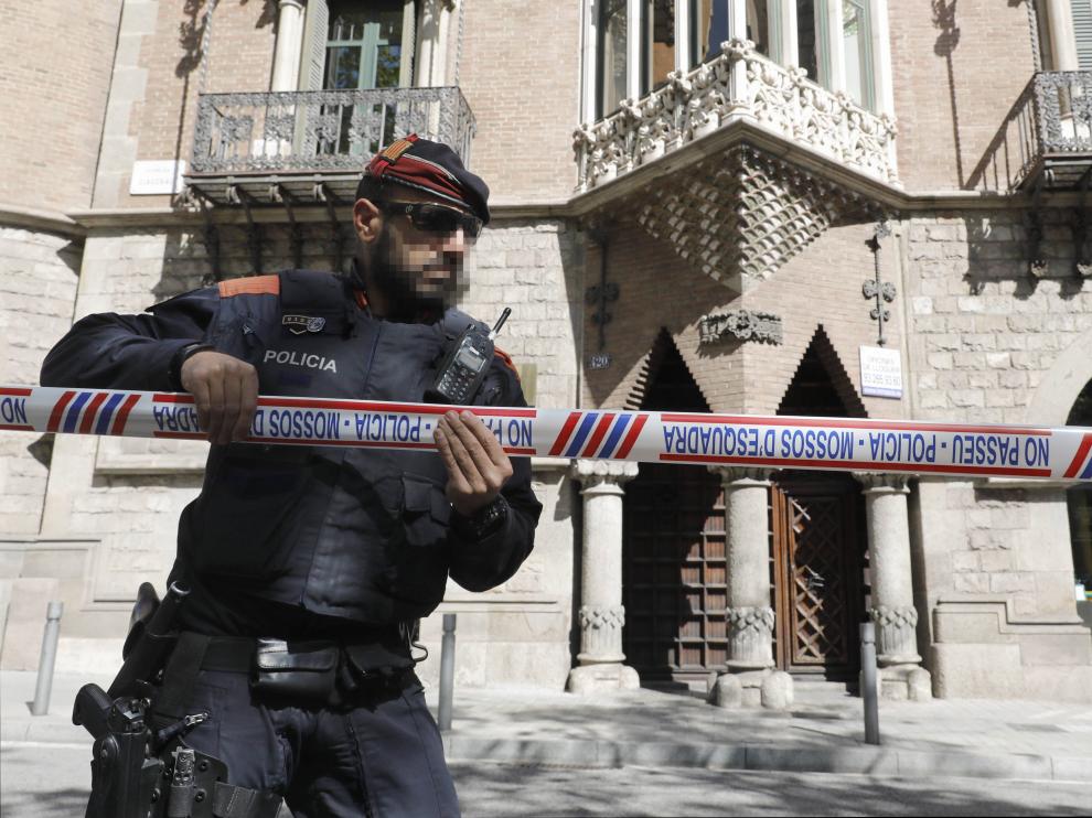 Despliegue policial en torno al edificio barcelonés.