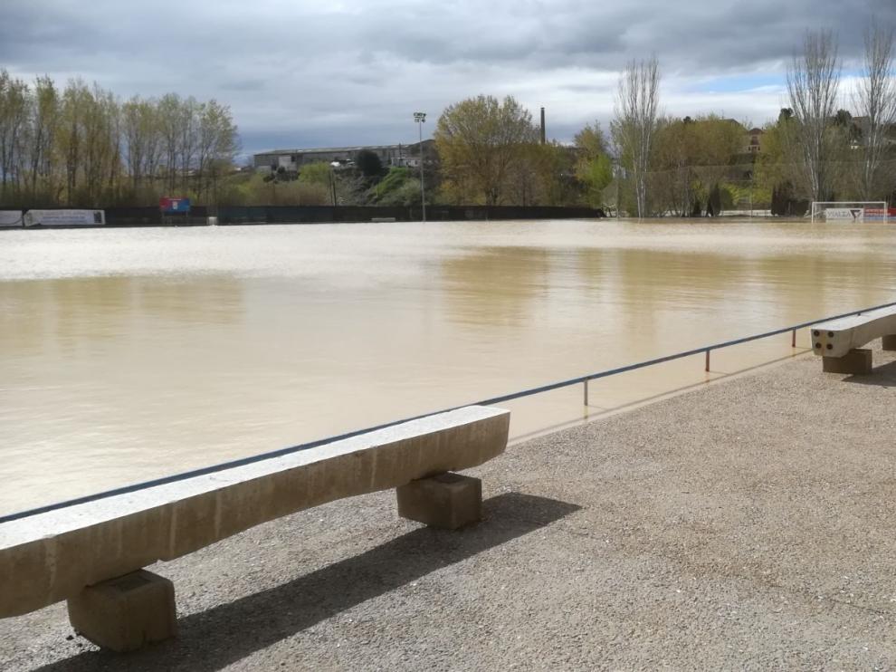 Campo de fútbol de Gallur, anegado tras la crecida del Arba en su confluencia con el Ebro.