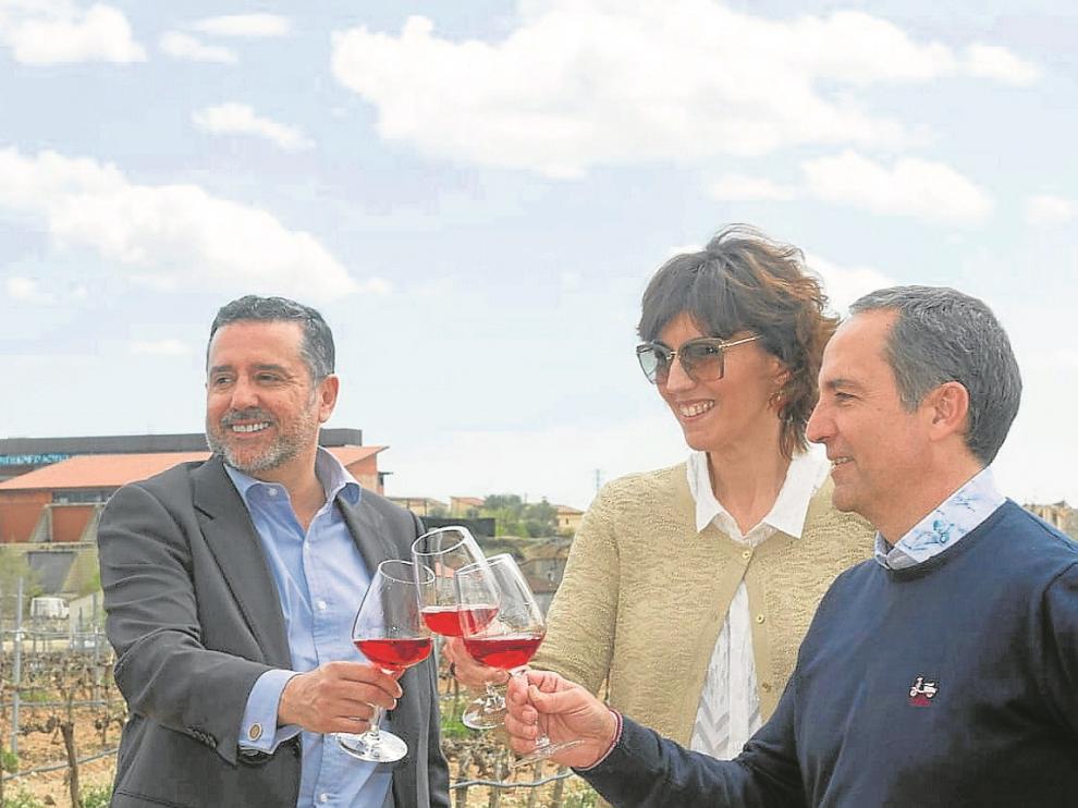 Álvaro Alés Ojeda, Silvia Arruego y Jesús Astrain, en una viña de Bodegas Pirineos.