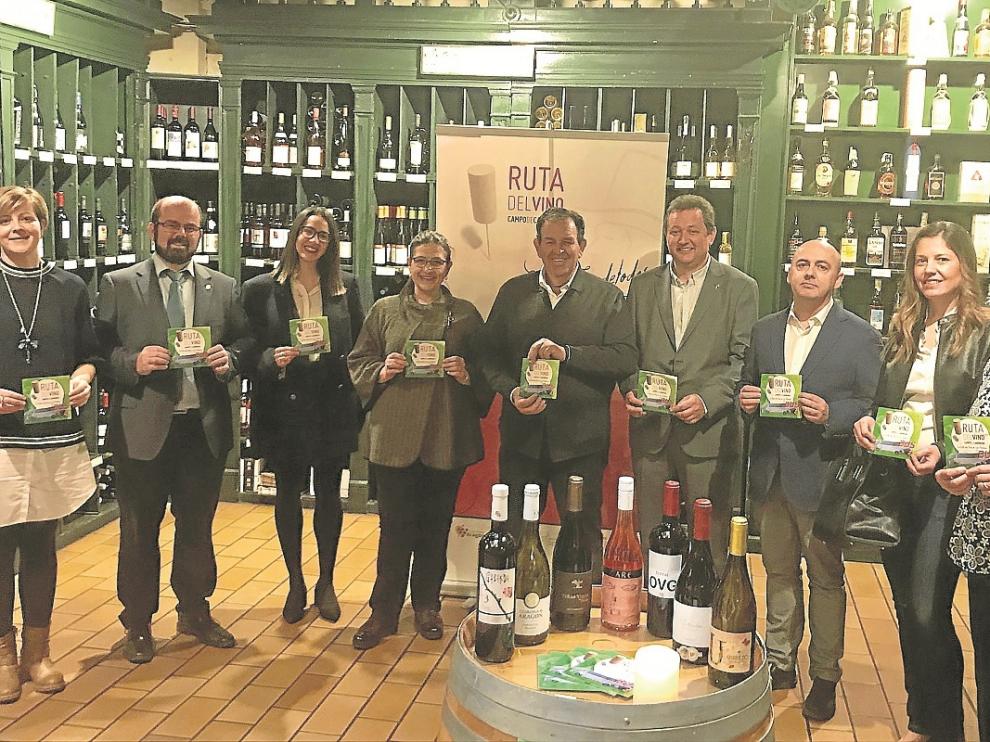 Los responsables de la ruta, de la comarca y de la D. O. Cariñena que asistieron a la presentación.