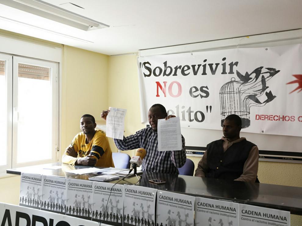 El portavoz de AISA, Idrissa Gueye, muestra el dosier que han hecho llegar al Consistorio.
