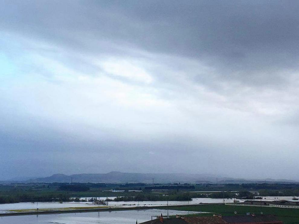 El río Arba, visto desde el casco urbano de Tauste.