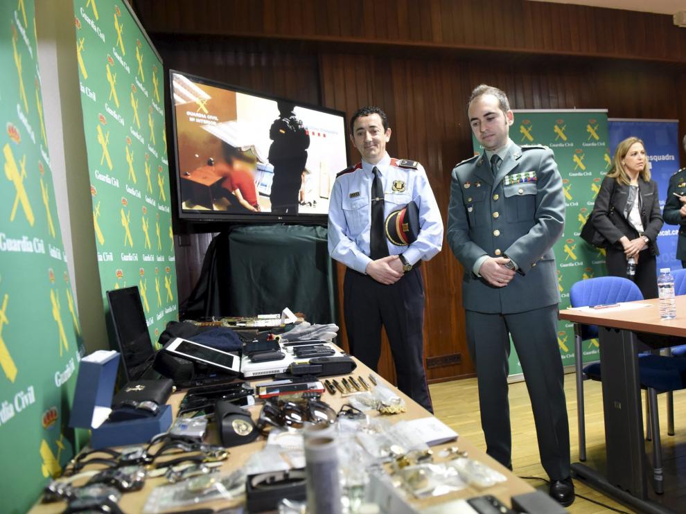 Los responsables de la Unidad Orgánica de Policía Judicial de la Guardia Civil de Huesca, Gerardo Suárez, y de Policía Judicial de la División de Investigación Criminal de Mossos d´Esquadra de Lérida, Jordi Salvia, junto a los efectos recuperado