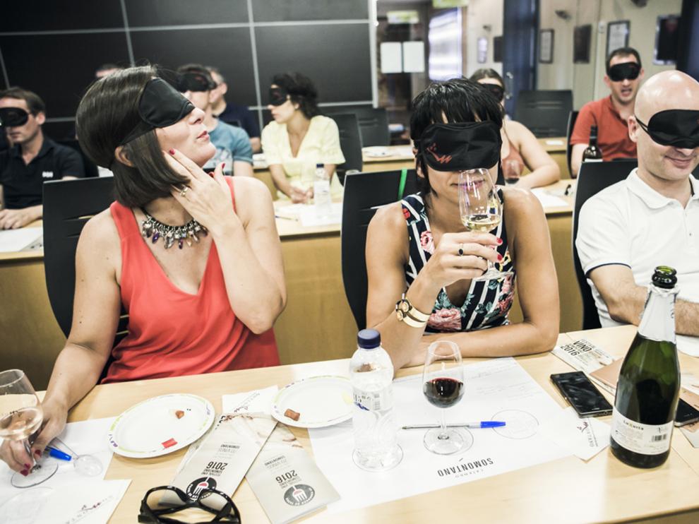 Las catas de vinos de la DO Somontano, un ejemplo de las actividades de turismo gastronómico que ofrece la comarca de Somontano de Barbastro.