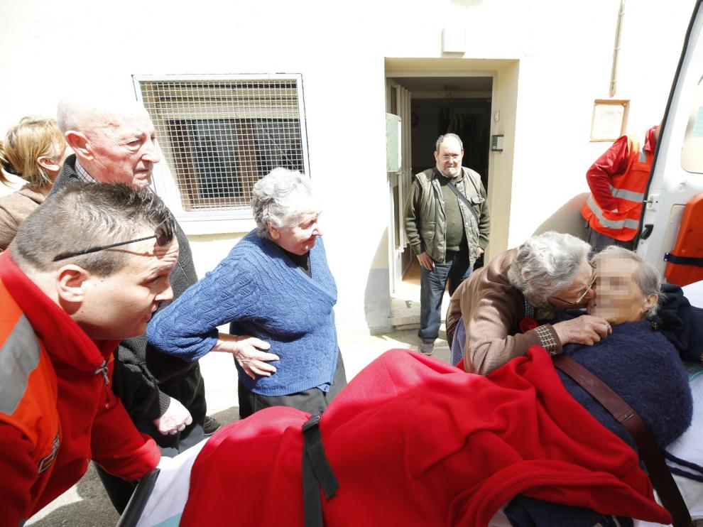 Los vecinos de Lourdes Matute, de 90 años, la despedían este viernes a la puerta de su casa antes ser evacuada a la residencia de Sádaba.